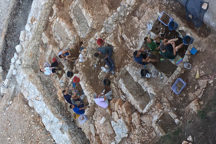 Sveučilišni arheolozi, pod vodstvom prof. dr. Klare Buršić-Matijašić i uz pomoć desetak studenata, istraživanja su obavljali četiri tjedna